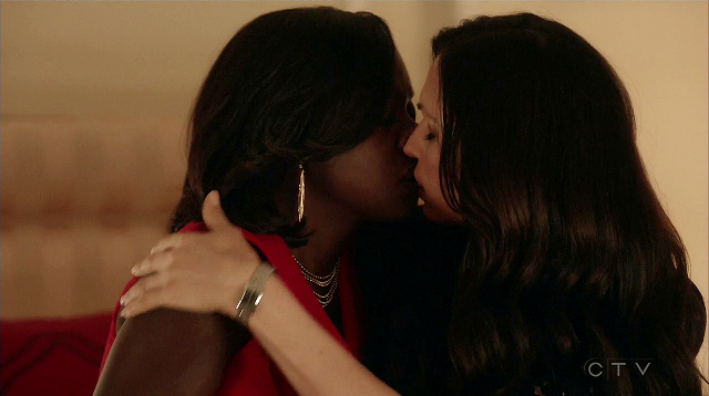Mature lesbains kissing